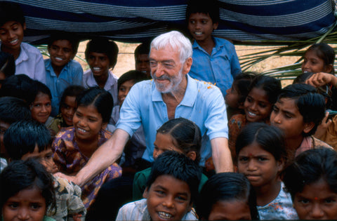 Vicente Ferrer en la india rodeado de niños