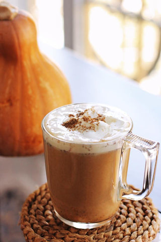 Hausgemachter Kürbisgewürz-Espresso-Latte für die Herbstsaison, Hugh Inc. Leverpresso