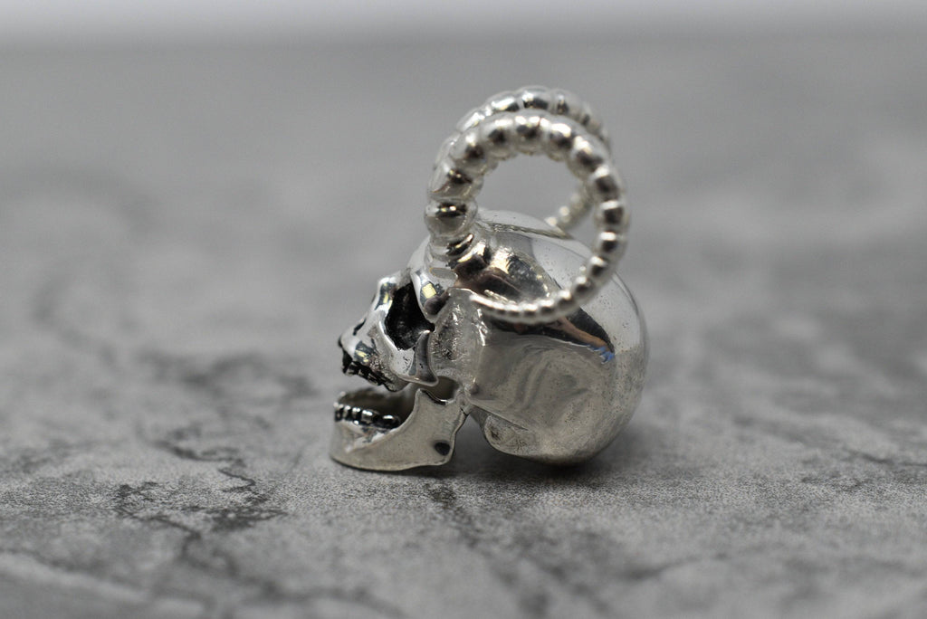 4, 20 or 50 Pieces: Silver Round Skull Pendant Charms – Guerrilla Charm