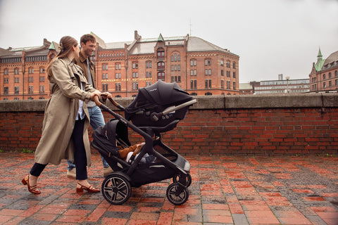 Couple pushing a Nuna DEMI next Stroller in Hamburg