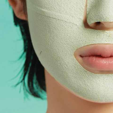 Dr Jart 毛孔淨化泥面膜特寫女孩臉部下半部的綠色黏土面膜