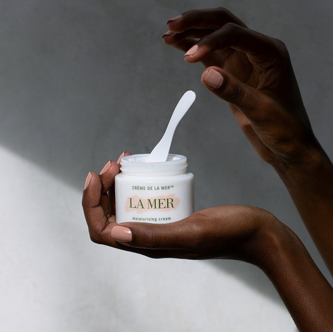 模特兒持有 Creme de la Mer