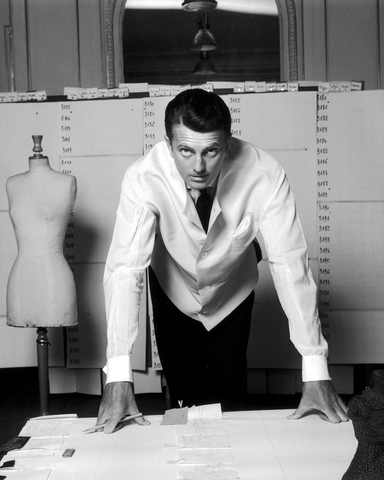 Hubert de Givenchy 在他的設計工作室穿著黑白衣服
