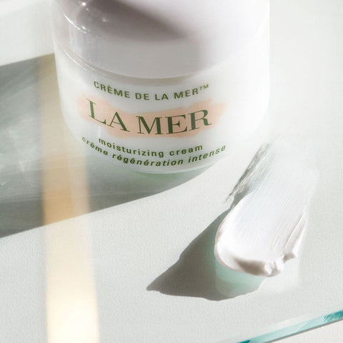 白桌上的 La Mer 奶油色樣