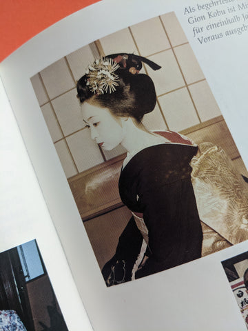 Mineko Iwasaki en tenue de geisha complète sur une ancienne photographie en noir et blanc