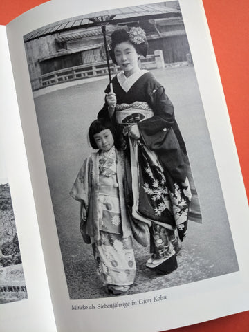 Eine Fotographie der 7-jährigen Mineko und einer älteren Geisha