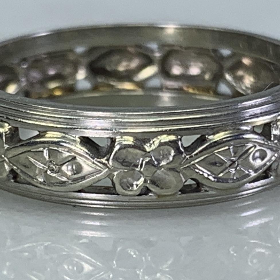 1930s Ornate Wedding Ring in 14k White Gold with a Stunning Floral Des