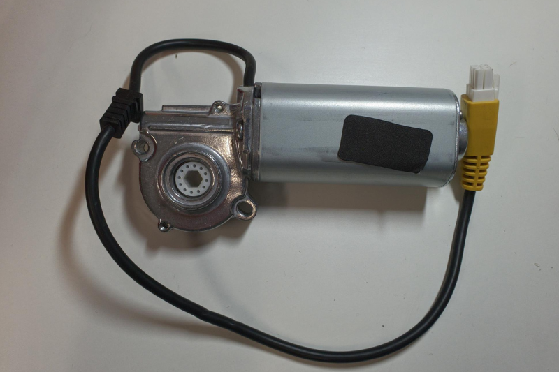 Hydraulic pump for table adjustment by hand crank or electric drive