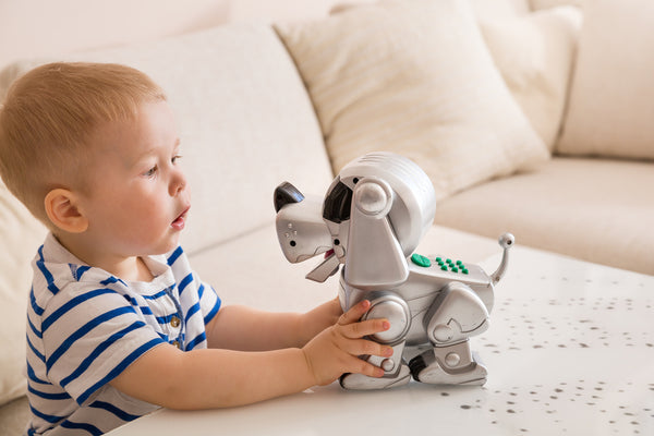 Foto de niño con perro robot