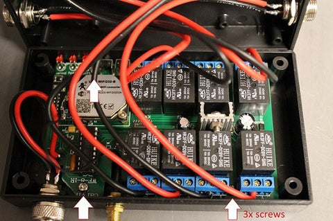 Foto de la caja y el tablero de control de la cubierta retirada