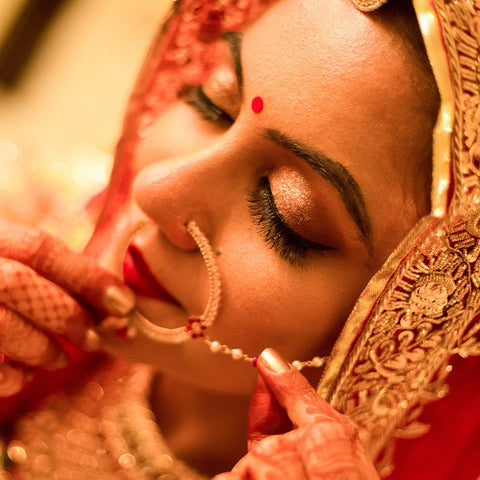 A maharashtrian bride wearing a mangalsutra