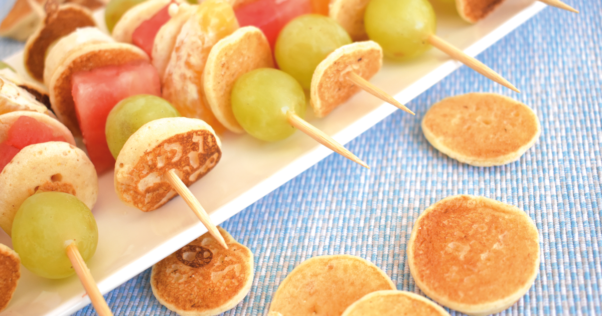 Espetadas de mini panquecas com fruta - Fidu | Alimentos Inclusivos