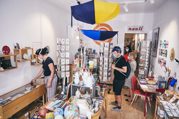 Masken und Abstand im Laden Nauli & Stories in München