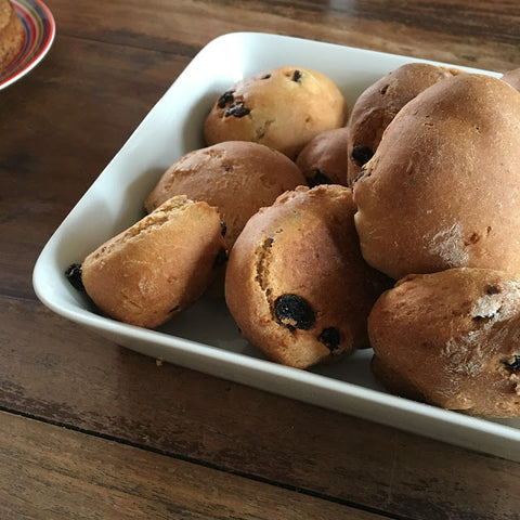 Rezept für Dinkelbrötchen mit Rosinen 