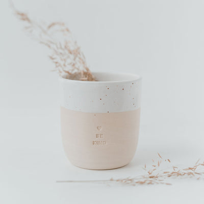 Eulenschnitt Tassen & Becher Kaffeebecher / Teebecher aus Keramik BE KIND