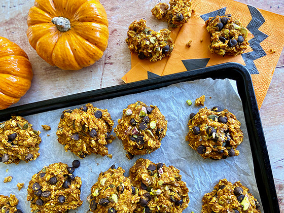 Découvrez la savoureuse recette de biscuits à la citrouille de notre chef Mélanie Marchand dans le blogue d'Isabelle Huot Docteure en nutrition.