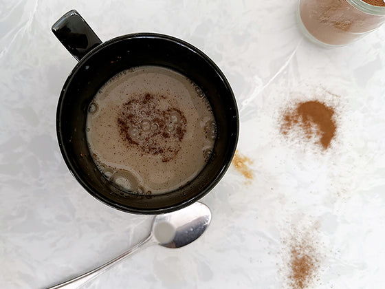 Qui ne raffole pas d'un savoureux chaï latte par temps frais? Découvrez la recette d'Isabelle Huot Docteure en nutrition.