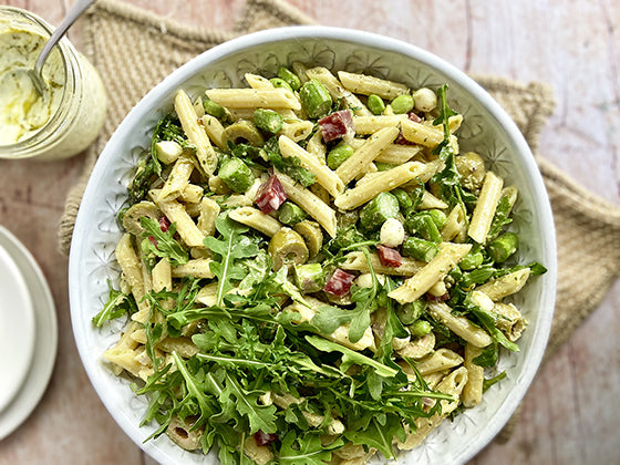Découvrez la savoureuse salade-repas de pâtes au pesto de notre chef Mélanie. Dans le blogue d'Isabelle Huot Docteure en nutrition. 