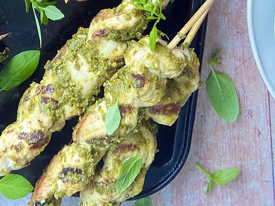 Découvrez la recette de notre chef Mélanie. Une délicieuse brochette de poulet et pesto à faire sur le BBQ. La recette estivale dans le blogue santé d'Isabelle Huot Docteure en nutrition.