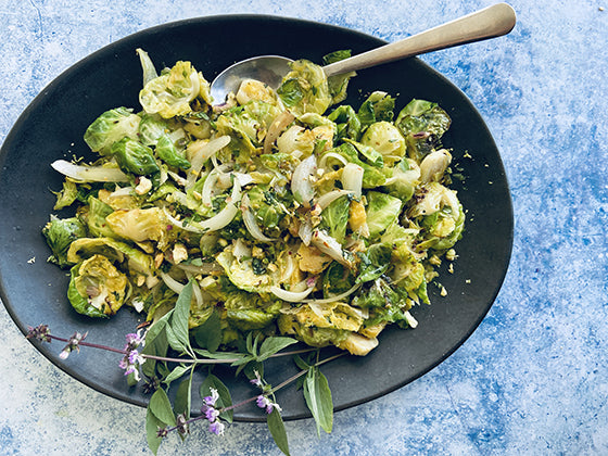 Salade de légumes brûlés, noix et herbes fraîches sur le blogue santé de Isabelle Huot