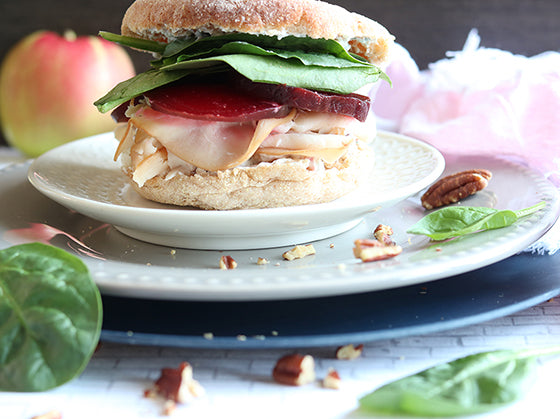 Recette de sandwich : muffin anglais dinde pomme betterave sur le site de Isabelle Huot Docteure en nutrition