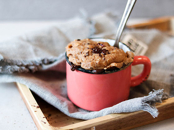 Essayez ce savoureux mug cake au chocolat et arachides d'Isabelle Huot Docteure en nutrition.