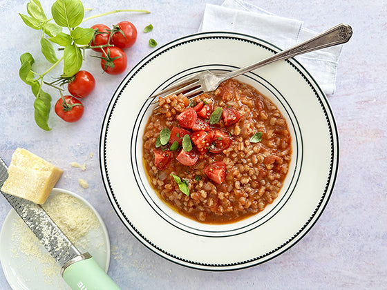 Orgetto tomates et basilic : une recette savoureuse et santé mettant en vedette l'orge, un grain céréalier polyvalent et nutritif.