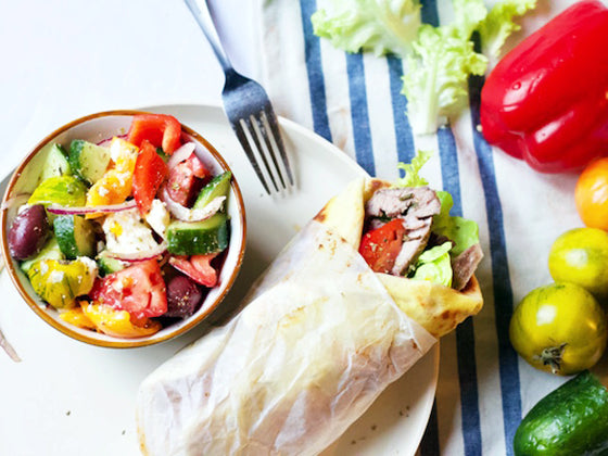 Délicieuse recette de souvlaki à l'agneau avec une sauce yogourt à l'ail et servie avec une salade grecque sur le blogue santé Isabelle Huot Docteure en nutrition