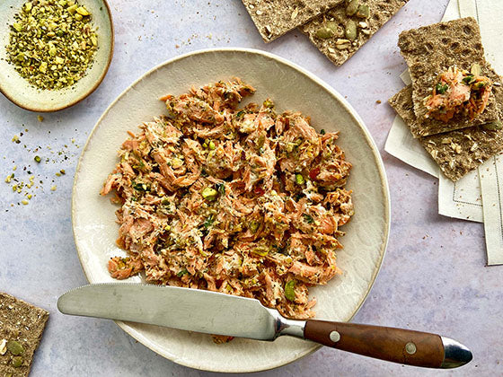 Découvrez la recette de rillettes de saumon de la chef Mélanie Marchand. Cuisinée en 15 minutes seulement pour un accompagnement de repas santé et délicieux. 