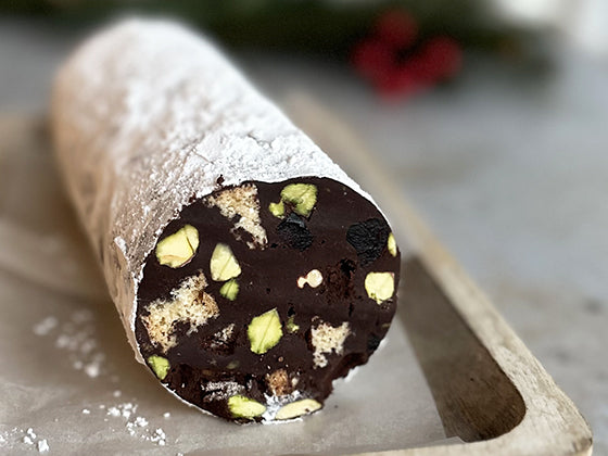 Un salami de chocolat, pistaches et noisettes pour votre dessert de Noël. Une recette savoureuse et originale à découvrir, signée Isabelle Huot, Docteure en nutrition.