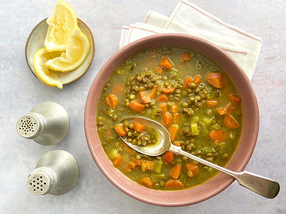 Des lentilles dans une soupe? Un vrai délice protéiné, à essayer! Une recette signée Mélanie Marchand, chef culinaire.