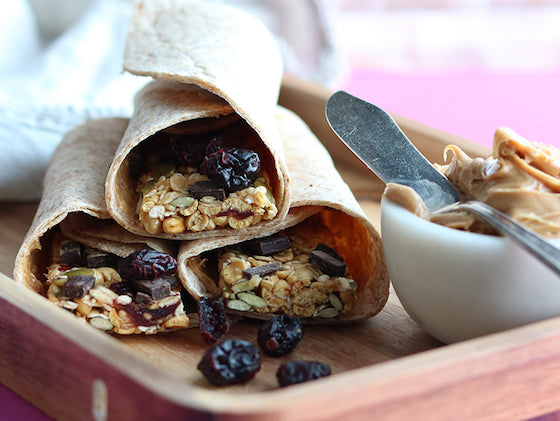 Wrap déjeuner rapide avec barres de quinoa et de fruits séchés sur le blogue santé Isabelle Huot Docteure en nutrition