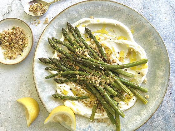 Des asperges grillées déposées sur une crème de fromage cottage. Une entrée fraîche, savoureuse et simple à cuisiner. Épatez vos invités avec cette recette signée Mélanie Marchand, chef culinaire et Isabelle Huot Docteure en nutrition.