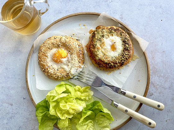 Recette déjeuner : bagel et œuf coulant, pesto et fromage. Déjeuner savoureux, protéiné, simple à cuisiner. Cuisson à la friteuse à air.