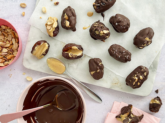 Une recette gourmande en toute simplicité? La classique barre de chocolat Snickers est réinventée et cette version est toute aussi savoureuse, mais ô combien plus santé. Une recette signé Mélanie Marchand, cheffe culinaire et Isabelle Huot, Docteure en nutrition.