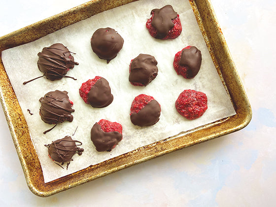 Un savoureux dessert contenant moins de 5 ingrédients : des bouchées de framboises et chocolat noir, idéal pour la Fête des mères! 