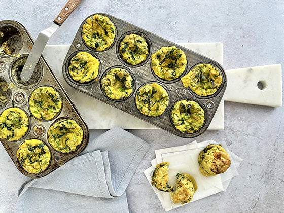 Des mini omelettes aux épinards et herbes fraîches : une recette signée Isabelle Huot, Docteure en nutrition, parfaite pour les matins pressés.