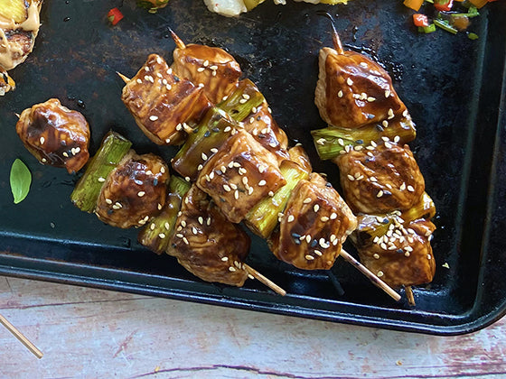 Que diriez-vous d'une brochette aux saveurs orientales à faire sur le BBQ. Mélanie Marchand vous présente sa recette de Yakitori, brochette traditionnelle Japonaise. À voir dans le blogue santé d'Isabelle Huot Docteure en nutrition.