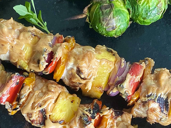 Du poulet et des ananas sur une brochette au BBQ? Un mariage délicieux présenté par notre chef Mélanie dans le blogue d'Isabelle Huot Docteure en nutrition.
