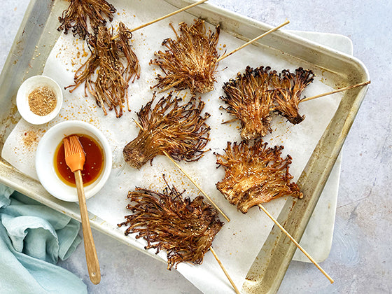 Essayez ces savoureuses brochettes de champignons enoki. Des champignons marinés à la coréenne et cuits au Air Fryer (à la friteuse à air). Un accompagnement savoureux et nutritif.