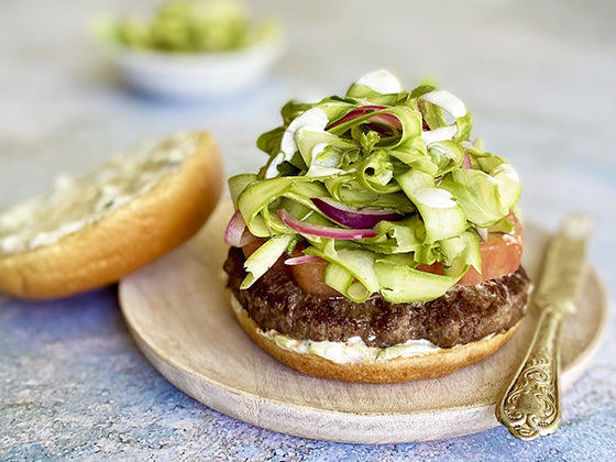 Un burger très mince au boeuf garni d'une salade verte d'asperges. Une recette estivale, santé et savoureuse de la chef culinaire Mélanie Marchand pour le blogue santé d'Isabelle Huot Docteure en nutrition.