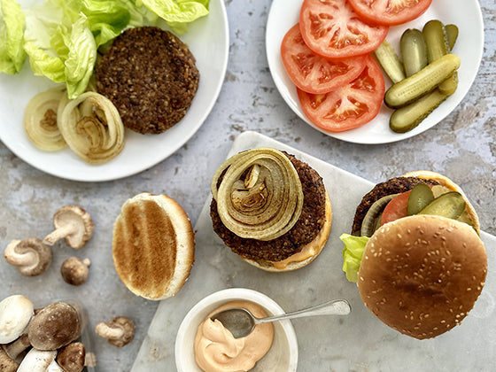 Essayez ce savoureux burger de champignons avec noix et oignon caramélisés. Une recette simple et végétarienne à cuisiner pendant la saison estivale.