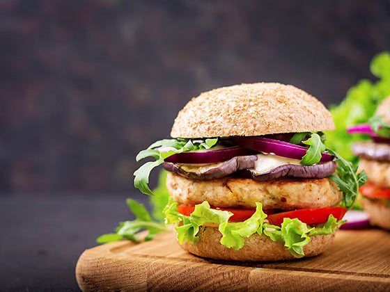 Isabelle Huot Docteure en nutrition analyse les meilleurs choix de burgers de poulet surgelés dans son article pour le Journal de Montréal. Découvrez quelles sont les meilleures marques disponibles en épicerie.