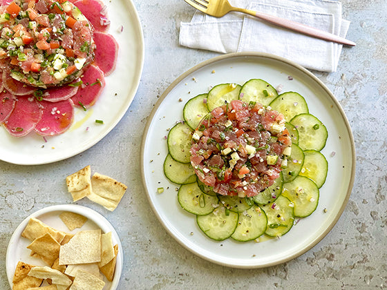 Carpaccio de concombre et tartare de thon : un repas santé et savoureux tout en fraîcheur pour prolonger la saison estivale.