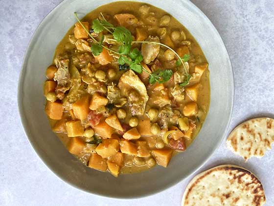 Casserole de poulet, pois chiches et patate douce. Une recette de la chef Mélanie Marchand pour le blogue santé d'Isabelle Huot Docteure en nutrition. 