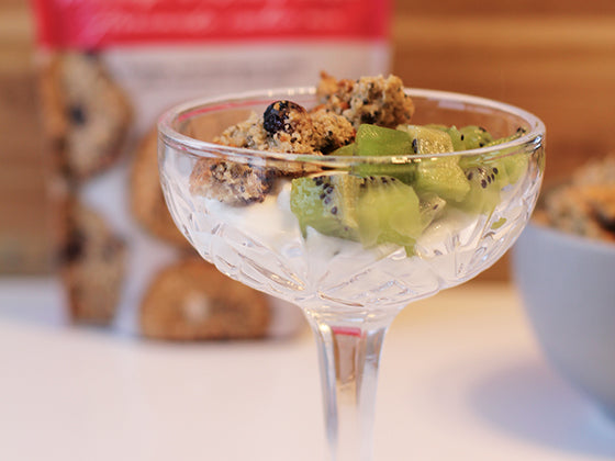 Parfait aux fruits, crumble de biscuits : un délice santé, léger et savoureux pour le petit déjeuner.