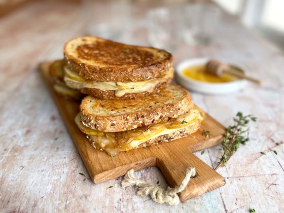 Essayez cette savoureuse recette de grilled cheese à la poire et aux oignons caramélisés de la chef Mélanie Marchand.