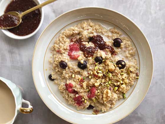 Un déjeuner réconfortant et savoureux : le gruau au beurre d'arachides, noix et petits fruits d'Isabelle Huot Docteure en nutrition. 