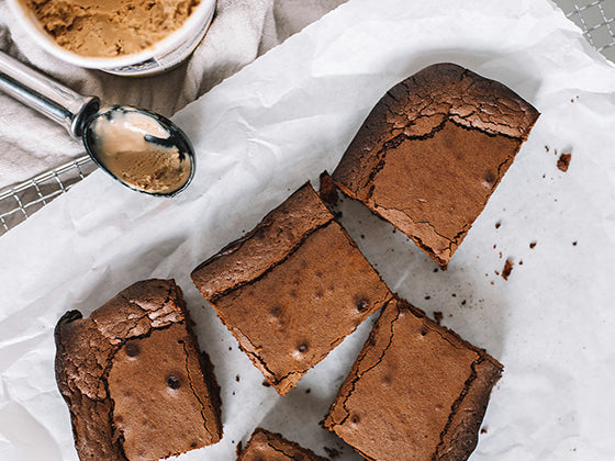 Dix-huit choix de mélanges à brownies ont fait l’objet de notre analyse. La portion suggérée varie d’un produit à l’autre. La portion moyenne de 35 g a été utilisée pour comparer les produits. Cette portion, une fois préparée, est l’équivalent de 1/2 à 2 brownies.   Chaque portion de 35 g de mélange apporte :  Entre 87,5 et 152 calories Entre 0,6 et 7 g de lipides dont entre 0,3 et 4,4 g de gras saturés Entre 11,5 et 31,5 g de glucides Entre 0,8 et 3,9 g de fibres Entre 1,2 et 23 g de sucres Entre 0,9 et 3,9 g de protéines Entre 0 et 243 mg de sodium  Note : Les valeurs nutritives présentées sont pour le mélange sec seulement. La plupart des produits demandent d’y ajouter un ou plusieurs œufs, une matière grasse (ex. : beurre ou huile) et parfois un liquide (ex. : eau), des ingrédients qui modifieront la valeur nutritive du brownie préparé.