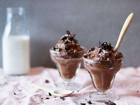 Un dessert rapide et savoureux à cuisiner! Découvrez cette délicieuse mousse à l'avocat, chocolat et poire signée Isabelle Huot Docteure en nutrition.